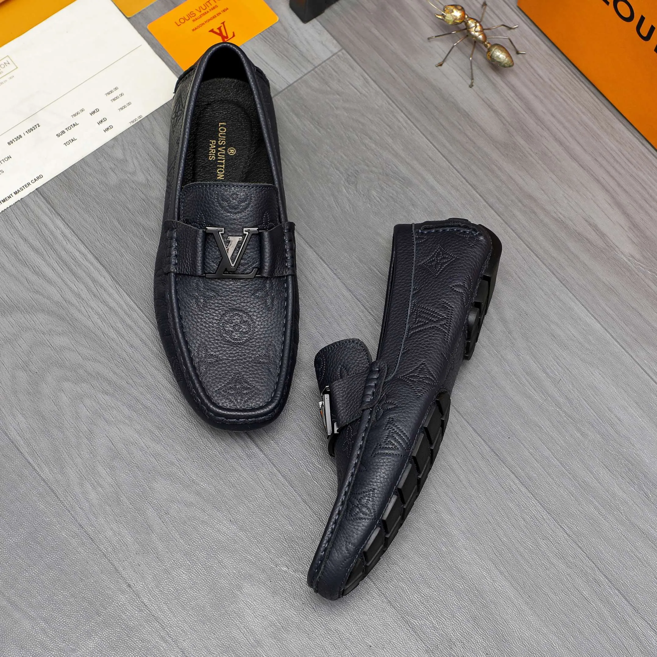 Men's shoes 💰400 Product trademark: LV "Louis Vuitton" business slip-on leather shoes Regular size: 38-45 (45 is custom-made and non-returnable) Product materials: Selected high-quality cowhide embossed upper, pigskin lining, rubber outsole